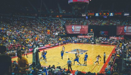 爱游戏线上-勇士完封独行侠，全明星赛前哨战中库里创下生涯新高，勇士库里经典比赛