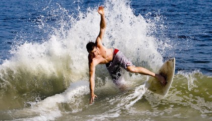 爱游戏-广东男篮大胜北京队，再次领跑积分榜，广东男篮和北京男篮谁赢了