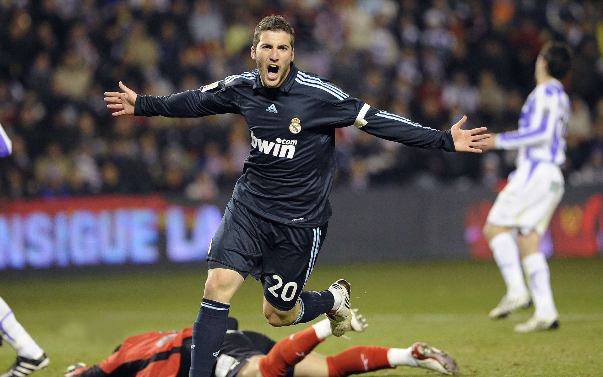 皇马主场-险胜埃瓦尔，本泽马破门贡献进球，皇马本泽马图片